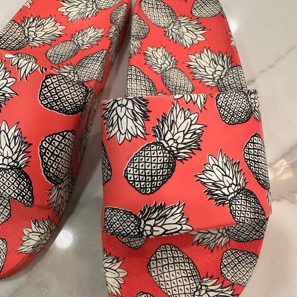 Slippers - Picture 2 of 6